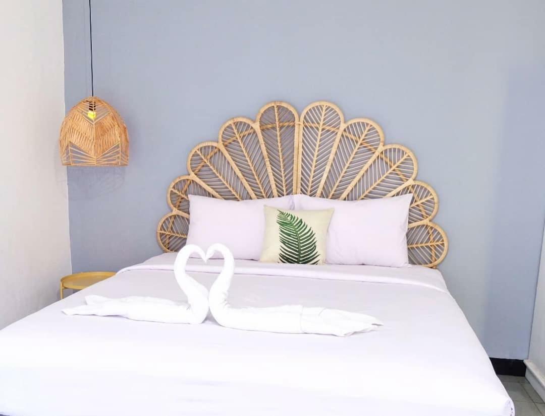 Rarem Bed & Breakfast Бандар-Лампунг Экстерьер фото